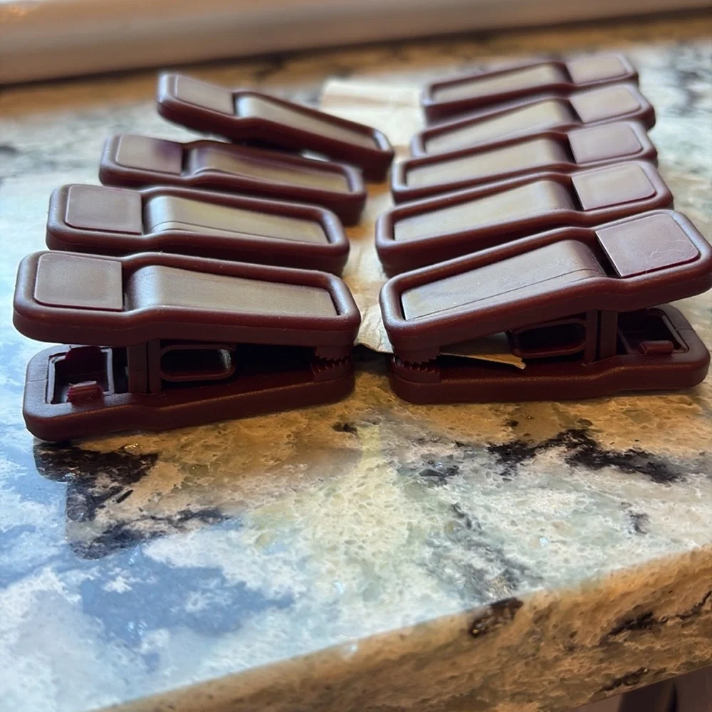 Joy Mangano Huggable Hangers Pant/Skirt Maroon Clips Set of 9 New- Never Used!